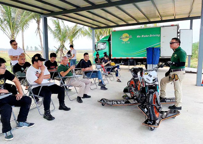 乐骑公园,摩托车培训,摩托教练员,安路,苏华龙,skidbike,侧滑模拟架